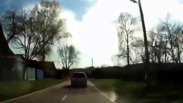 Водитель выпал из едущей машины