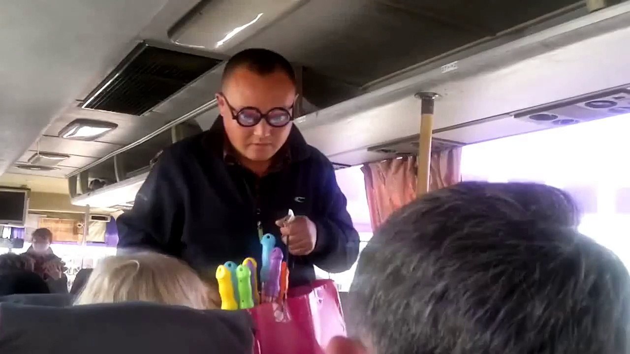 Очки ннада. Китаец торгует в автобусе.