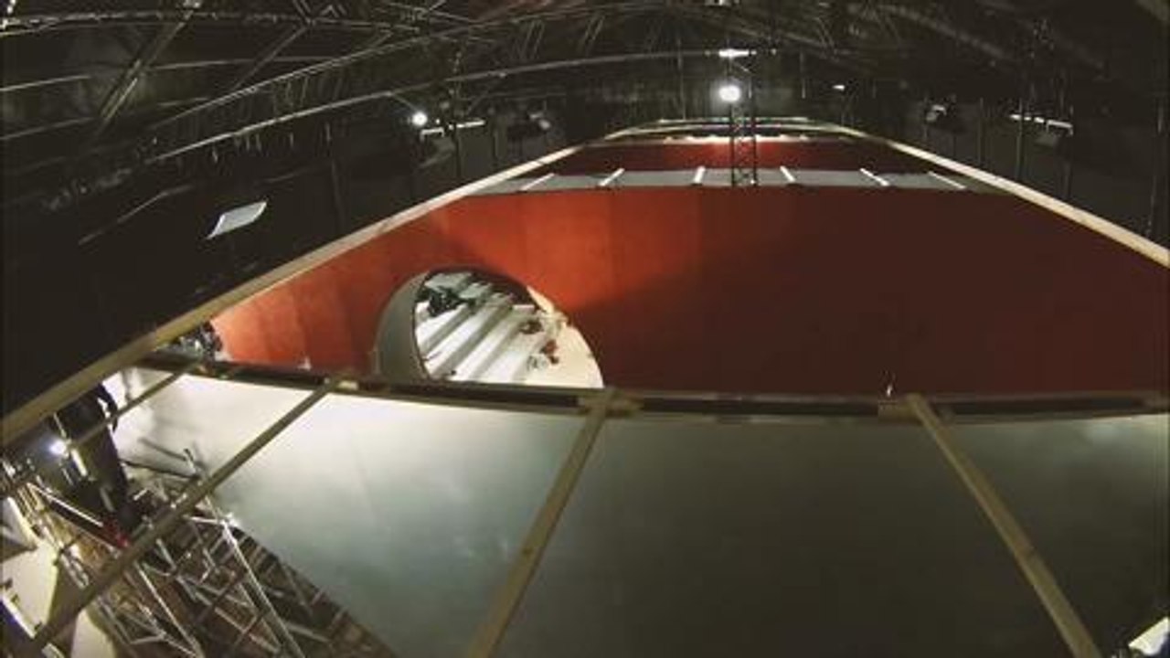 Défilé Dior : le montage impressionant du mur de miroirs en 30 secondes