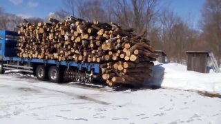 Drôle de façon de décharcher son camion de bois....