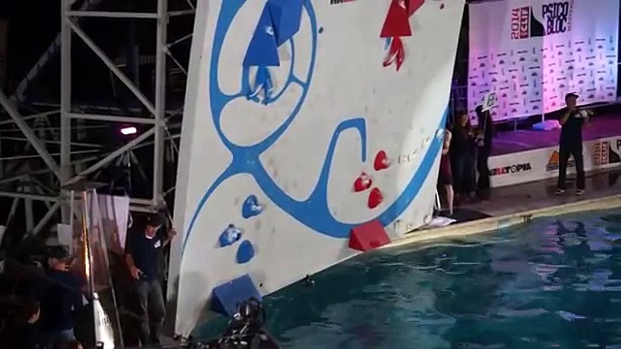 Сложное задание на финале чемпионата по скалолазанию