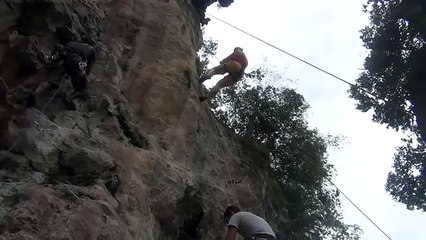 Таиланд, скалолазание, спуск, сейчас Наташа спустится