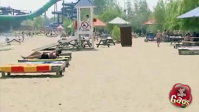 Прикол 2014 скунс на пляже ржака хахаха смех !