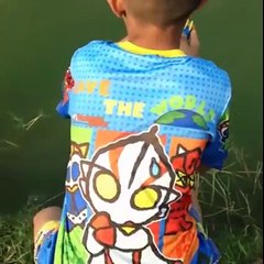 pakistani child ne dekho kese machli pakrhi