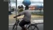 가스통을 머리에 이고 자전거타는 브라질 사람 ㅋㅋ