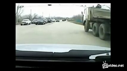 Хотел подрезать а получил в морду и убежал