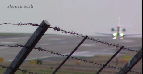 옆으로 착륙하는 아찔한 비행기