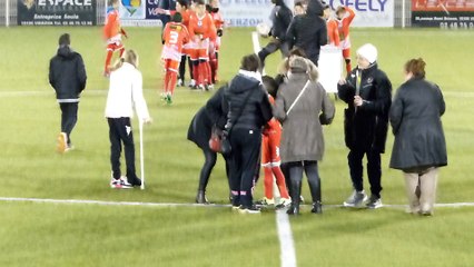 Des roses pour les Dirigeantes à la mi-temps (VFC-Bourges18 DH)