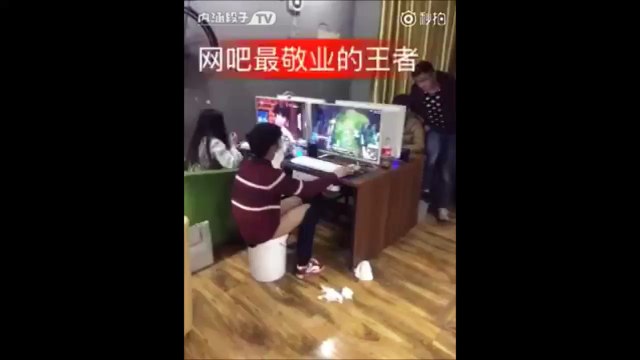 Un gamer fait caca dans un seau au cybercafé... Quand tu peux pas lacher la partie!!!!