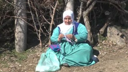 Köylü Kadınların Mesaisi Yoğun Geçiyor