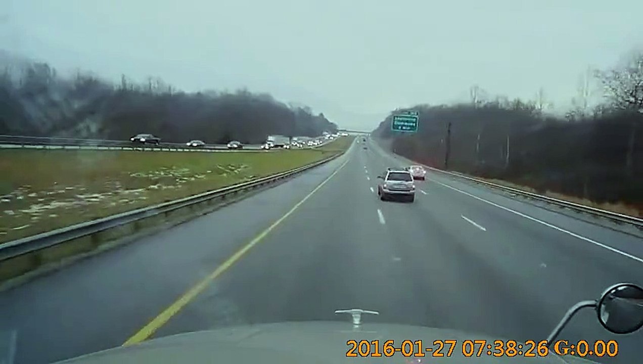 Quand un automobiliste stupide veut faire un demi-tour au milieu d'une autoroute (États-Unis)