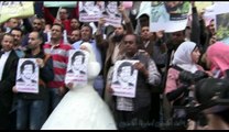 عروسة محتجز تحتج بـ «فستان زفاف» امام الصحفيين