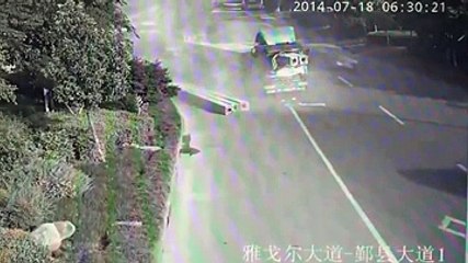 Çin'de TIR'ın Yaptığı İnanılmaz Kaza Yok Böyle Bir Şey