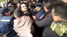 Shoqërohen në komisariat disa aktivistë, lëndohet një polic bashkiak- Ora News