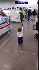 Un bébé qui veut dire BONJOUR à...tout le monde !