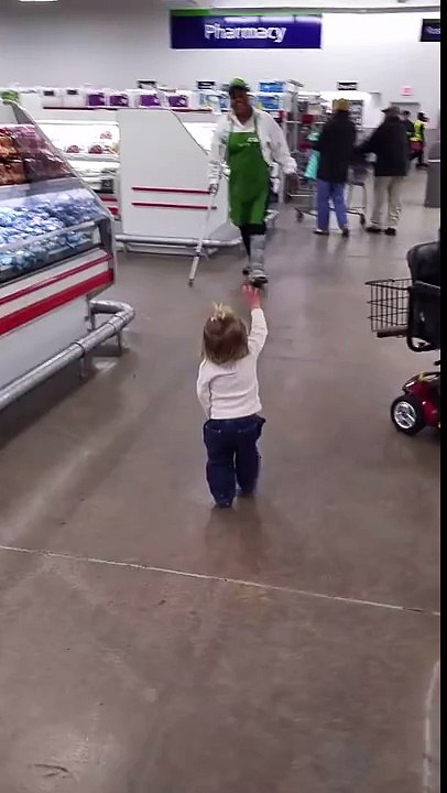 Un bébé qui veut dire BONJOUR à...tout le monde !