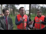 Report TV - Veliaj i kundërpërgjigjet protestuesve  për parkun...duke mbjellë vetë pemë