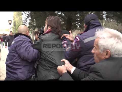 Report TV - Kundër parkut, përplasje mes policisë dhe protestuesve