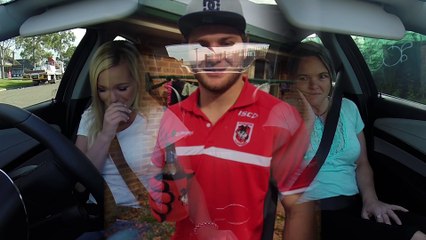 Son fils vient de mourir, ce qu'elle apprend ensuite à la radio la fait éclater en larmes