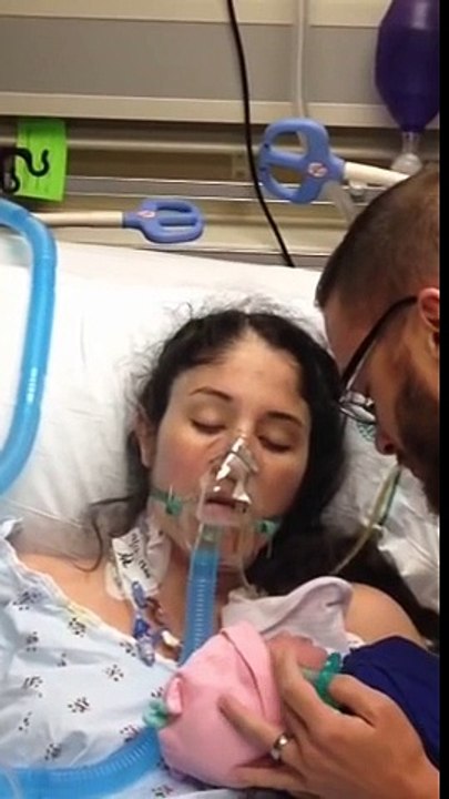Cette maman a quitté ce monde, mais quand son mari dépose le bébé sur elle, un miracle survient