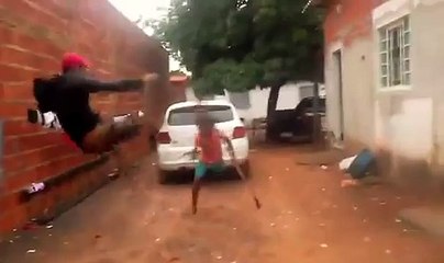 Démonstration de capoeira avec un jeune unijambiste