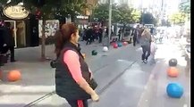 Polisten yürüyüş yapan kadınlara tehdit.