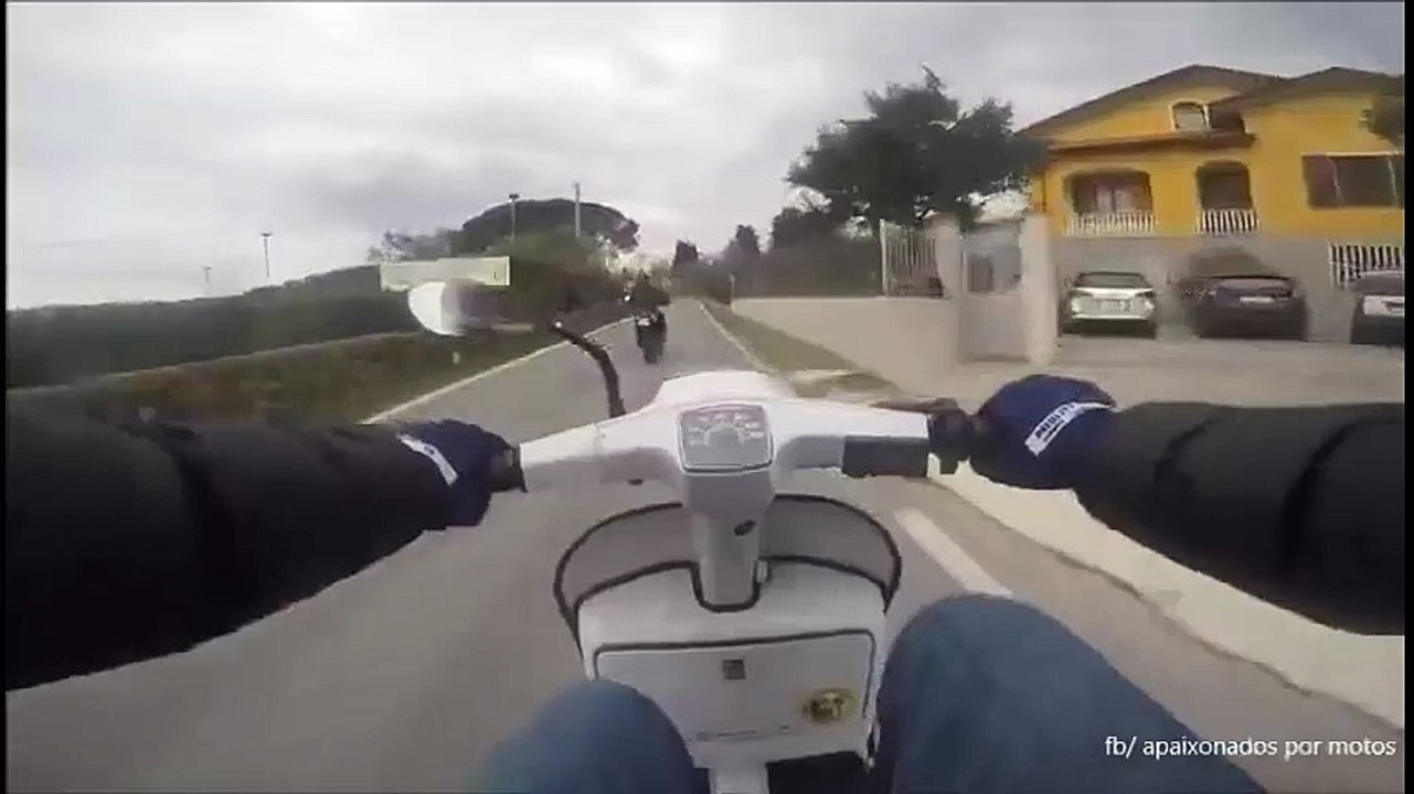 Duel de scooter et de moto