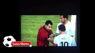 Ricardo Salazar, el árbitro del partido, le pide ayuda a Messi para activar el cronómetro.
