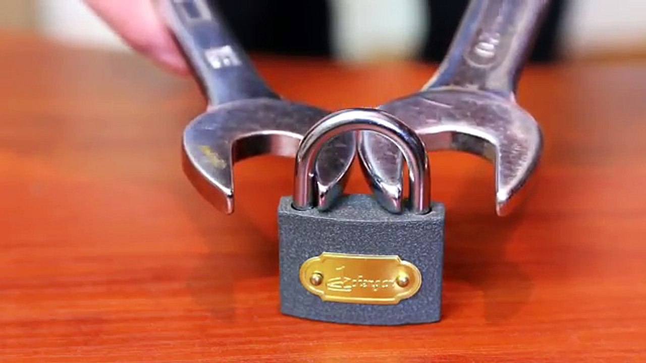 How to open a lock with a nut wrench_Shocking Video