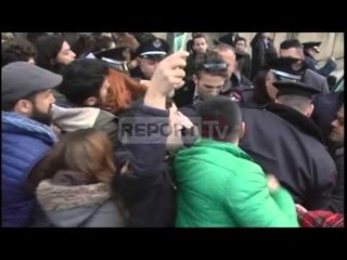 Report TV - Shoqërohen dhe 4 aktivistë të tjerë në komisariatin nr.1