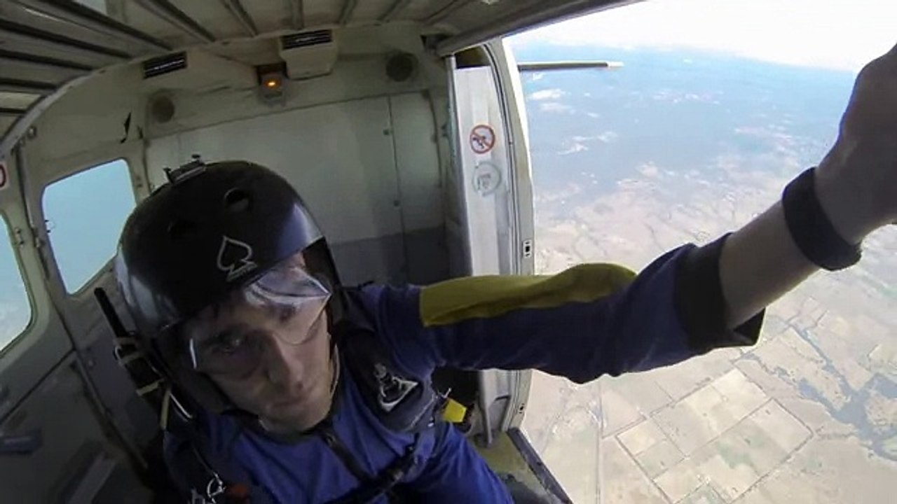 GUY HAS SEIZURE WHILE SKYDIVING