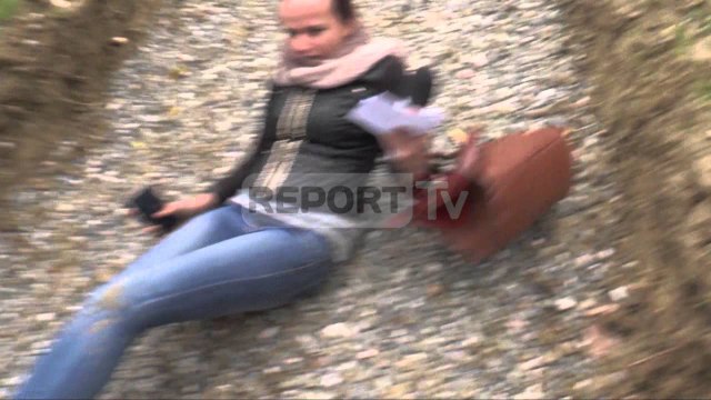 Report TV - Protesta tek Liqeni, polici bashkiak rrëzon përtokë gazetaren e REPORT TV