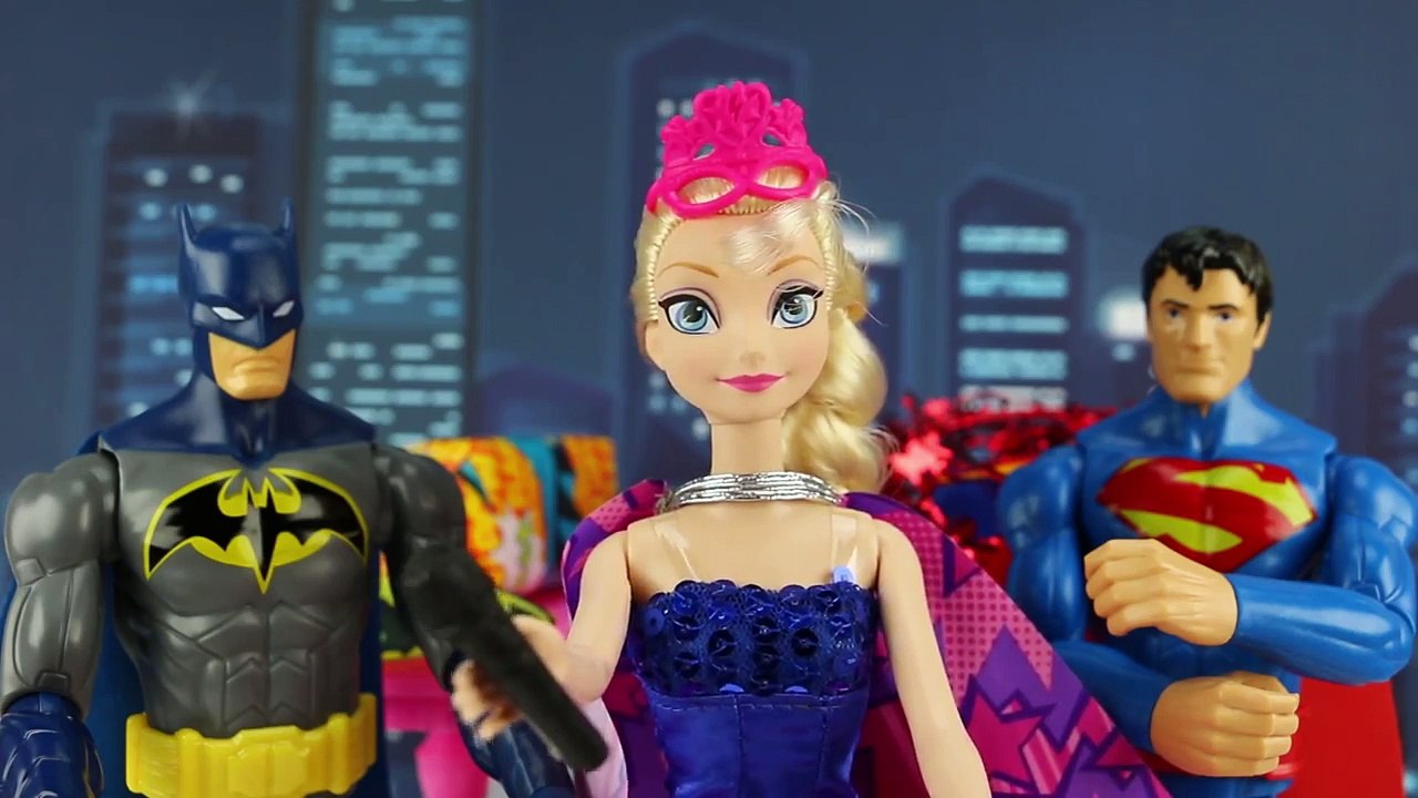 Batman vs Superman (w)Rap Battle hosted by Frozen Elsa. DisneyToysFan