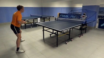 Подача мяча детским роботом в один угол стола