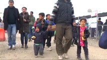 Avrupa'daki Sığınmacı Krizi - Kampa Odun Getiren Kamyonun Önünde İzdiham