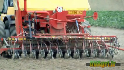 JCB Fastrac jumelé avec un semoir Turbosem en 4m en 2011