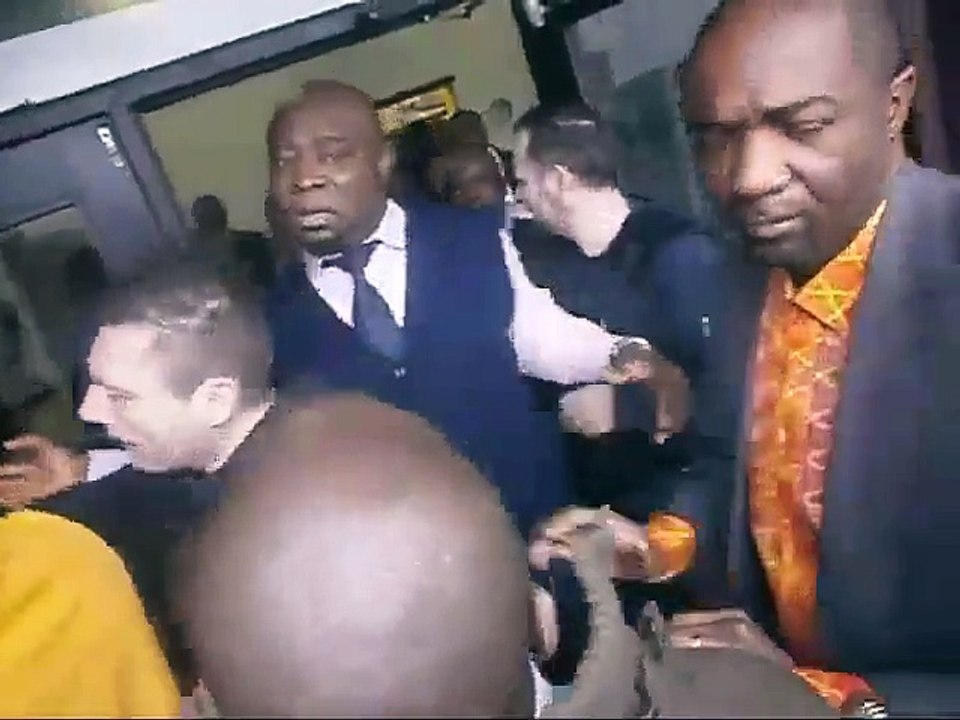 [VIDÉO] Irruption en mode Lumbe Lumbe des Combattants au Culte du Pasteur Wallo MUTSENGA en Belgique