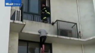 Moment Pompier Risques de la Vie pour sauver la Femme De Rebord Balcon - 2016