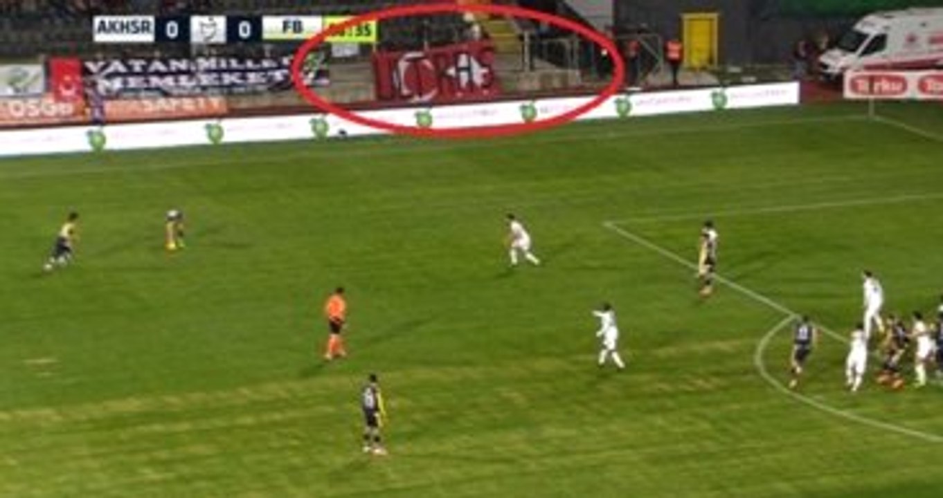 Manisa 19 Mayıs Stadı'nda Ultras Yazılı Türk Bayrağı Yer Aldı