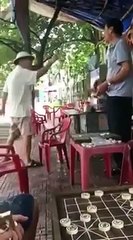 Chỉ vì một ván cờ thua mà 2 bác chửi nhau rồi suýt tẩn nhau