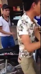 Trừng trị thanh niên ăn trộm điện thoại bằng cách cạo trọc đầu, rất nhân văn