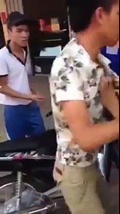 Trừng trị thanh niên ăn trộm điện thoại bằng cách cạo trọc đầu, rất nhân văn