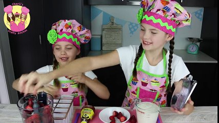 Télécharger la video: HEALTHY KIDS STRAWBERRY & YOGHURT POPSICLES - Kids how to ice lolly by Charli's crafty kitchen