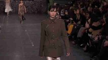 John Galliano recupera su estilo ecléctico con matices militares en París