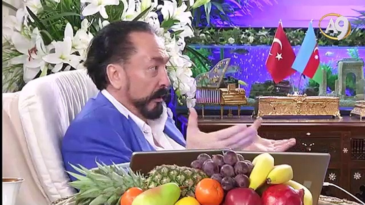 Münafık Müslümanların liderini hedef alır.