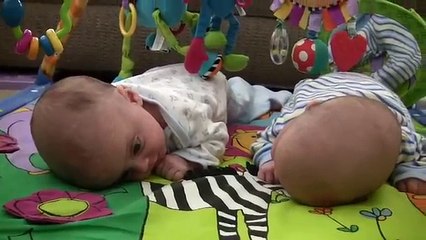 P&B Baby Twins do Tummy Time