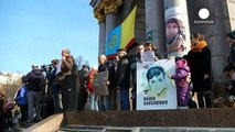 Lancio di uova all'ambasciata russa a Kiev, protesta per chiedere liberazione pilota ucraina