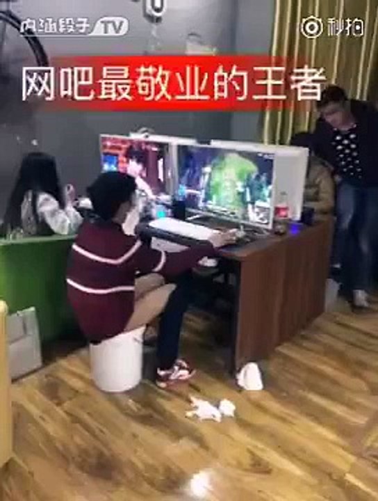 Tranquillement, ce  joueur fait caca dans un seau au cybercafé
