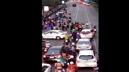 Un automobiliste bloque la route et se fait tabasser