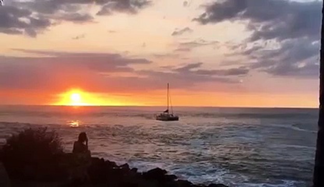 Un bateau poussé sur les rochers par les vagues